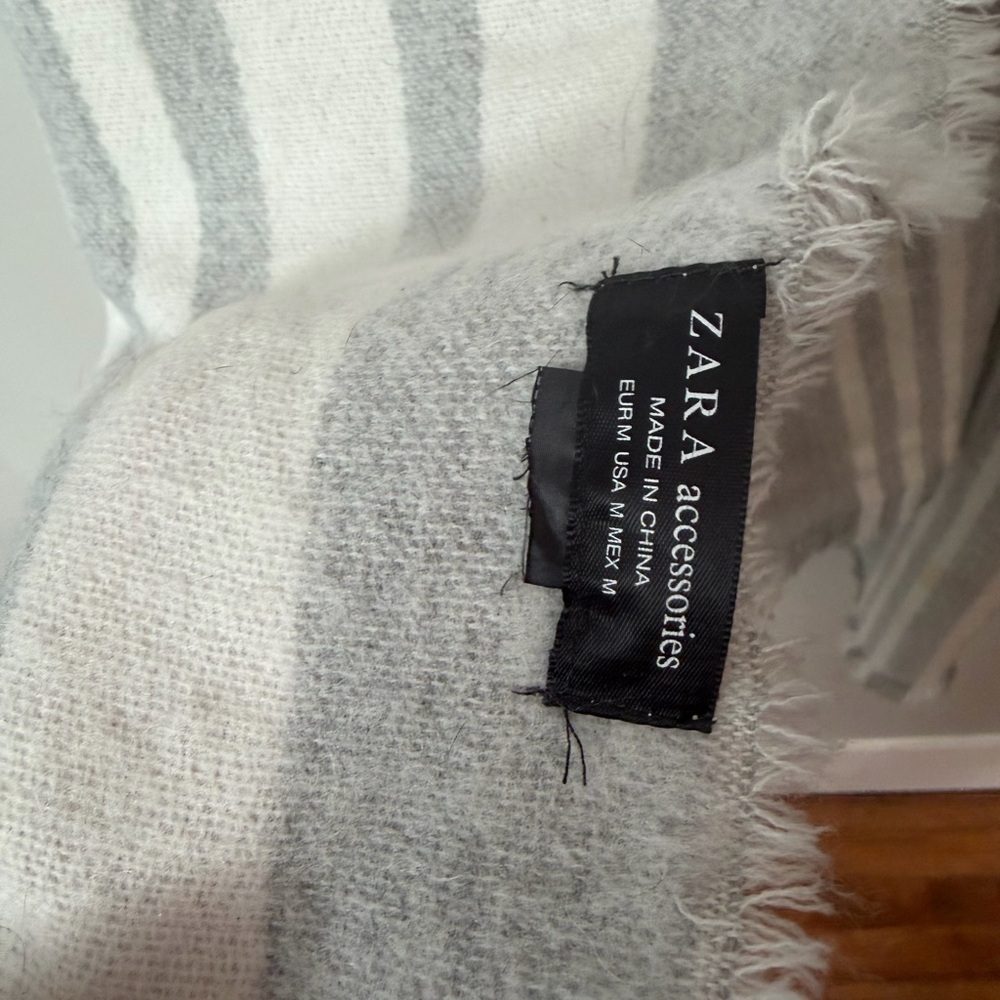 ZARA Oversized Blanket Scarf – Grey/Neutral – Cozy Winter Wrap - Picture 2 of 3